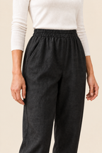 Pantalón cropped negro, detalle cintura bolsillo