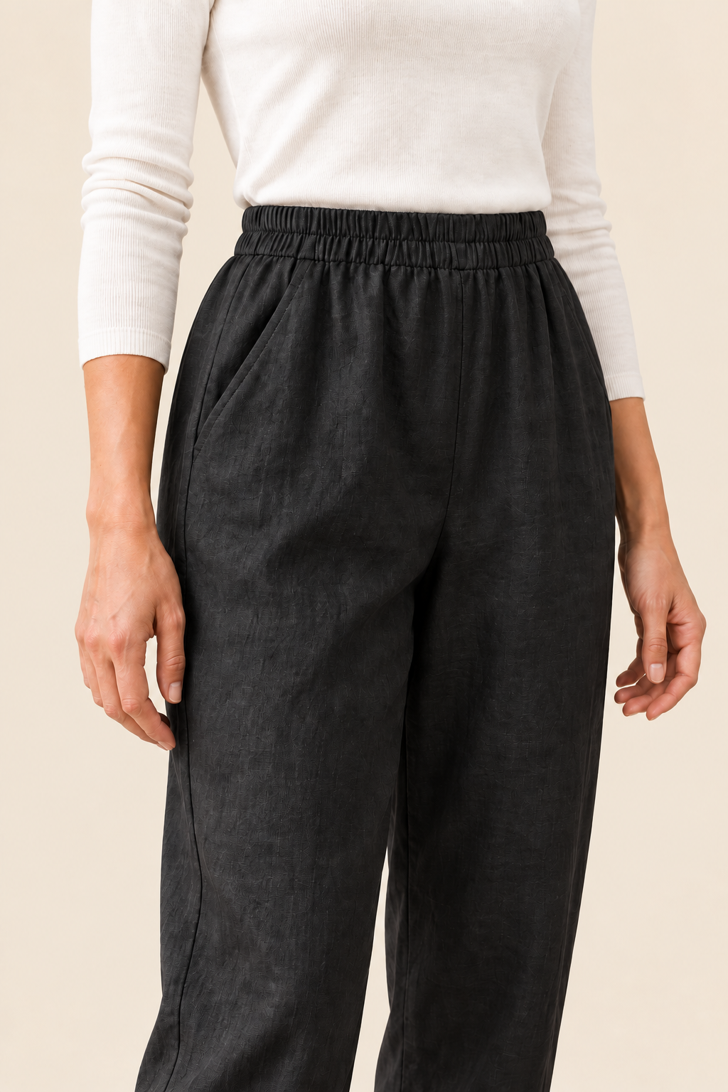 Pantalón cropped negro, detalle cintura bolsillo