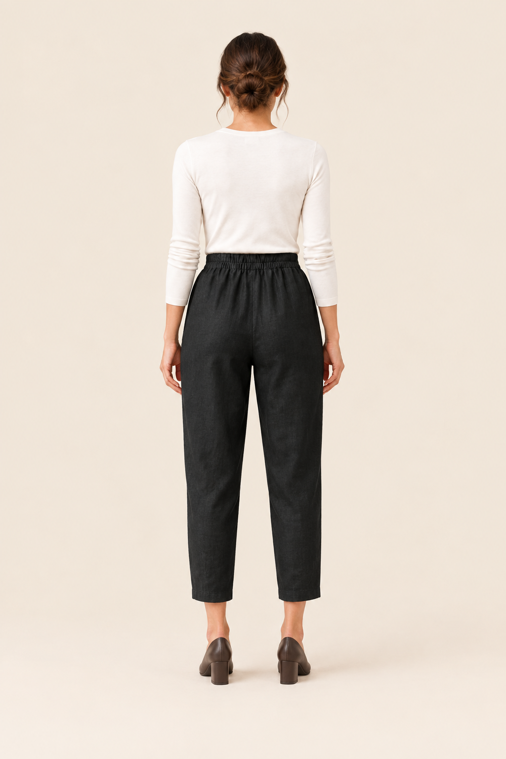 Pantalón cropped negro, espalda