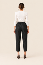 Pantalón cropped negro, espalda