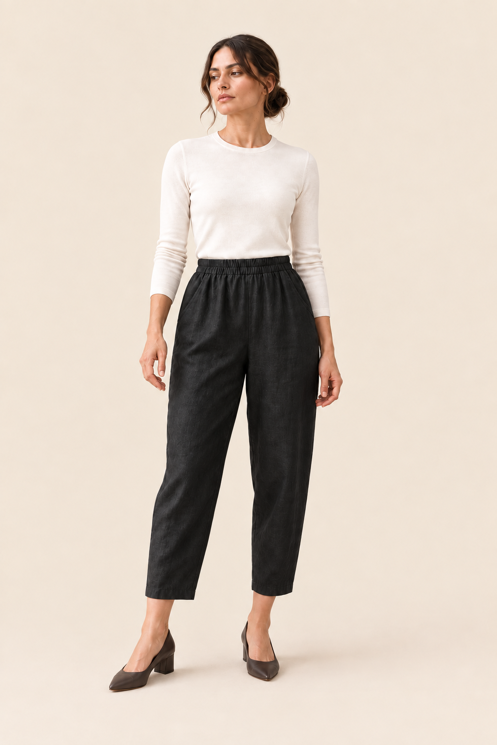Pantalón cropped negro, frontal