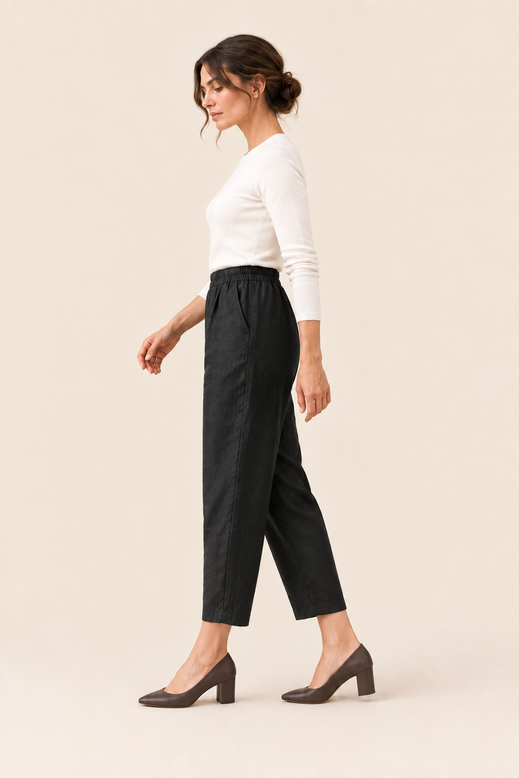 Pantalón cropped negro, lateral