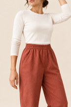 Pantalón cropped terracota, detalle cintura bolsillo