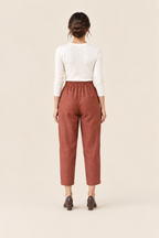 Pantalón cropped terracota, espalda