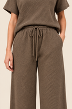 Conjunto texturizado de top y pantalón Valorenne, topo, detalle del pantalón