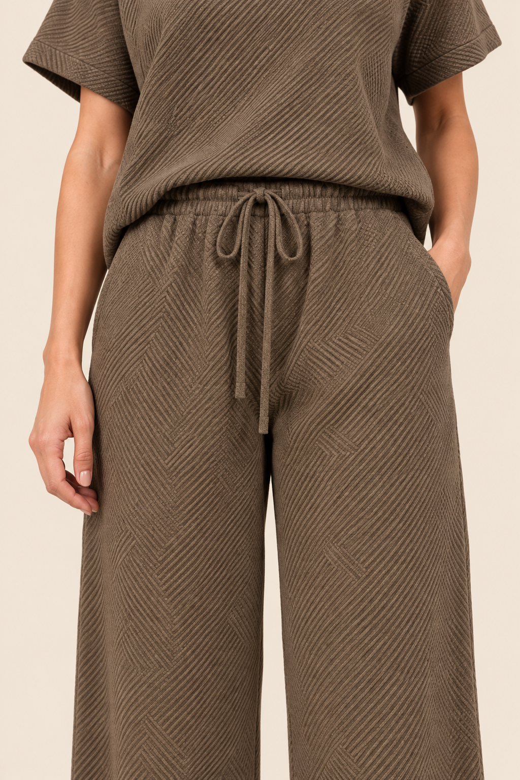 Conjunto texturizado de top y pantalón Valorenne, topo, detalle del pantalón
