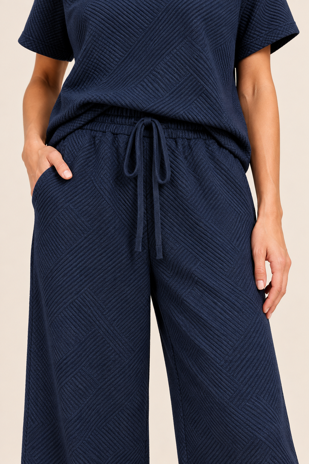 Conjunto texturizado de top y pantalón Valorenne, azul marino, detalle del pantalón