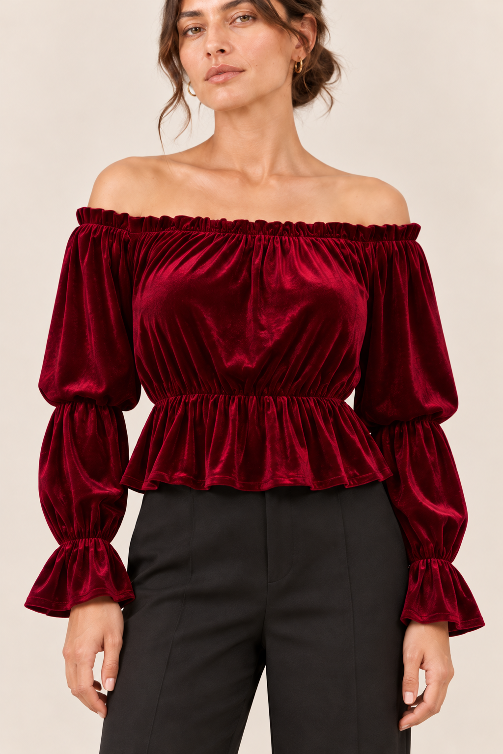 Top de terciopelo con escote bardot en Burdeos, detalle del escote y la cintura — VALORENNE