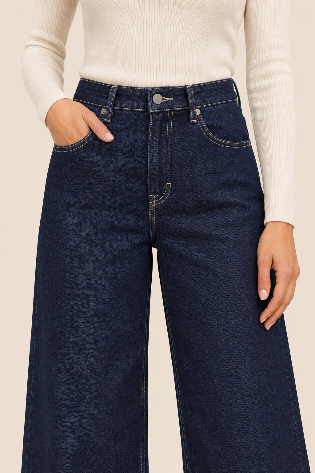Vaqueros azul oscuro Valorenne — detalle de cintura, botón, bolsillos y costuras