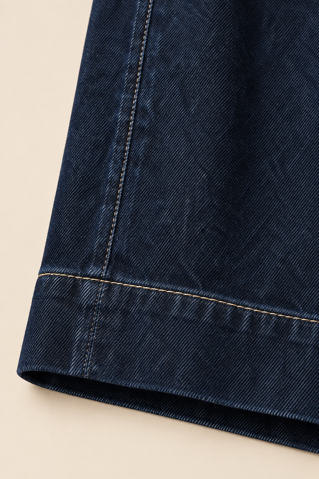 Vaqueros azul oscuro Valorenne — detalle del tejido denim, costura y bajo
