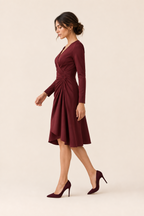 Vestido de cuello en V burdeos, lateral
