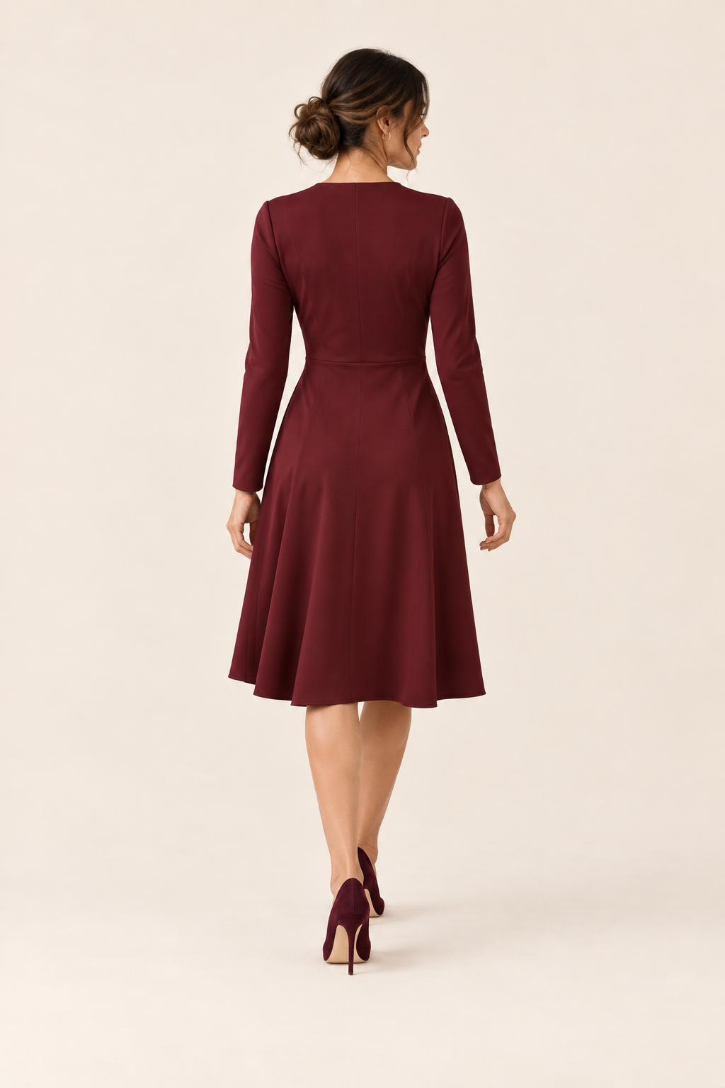 Vestido de cuello en V burdeos, vista posterior sobre modelo