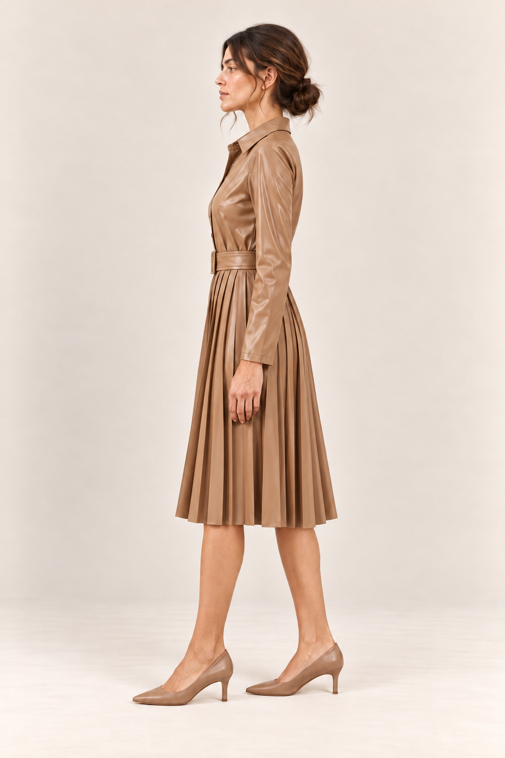 Vestido camisero plisado con cinturón en marrón claro, vista lateral