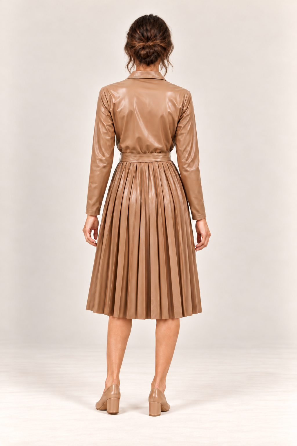 Vestido camisero plisado con cinturón en marrón claro, vista trasera