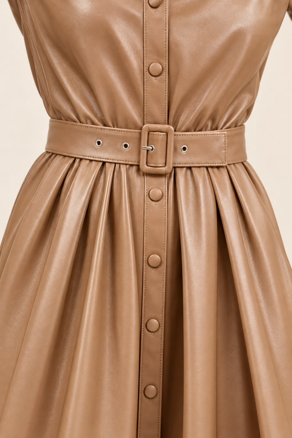 Vestido camisero plisado con cinturón en marrón claro, detalle del cinturón y la hebilla