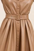 Vestido camisero plisado con cinturón en marrón claro, detalle del cinturón y la hebilla