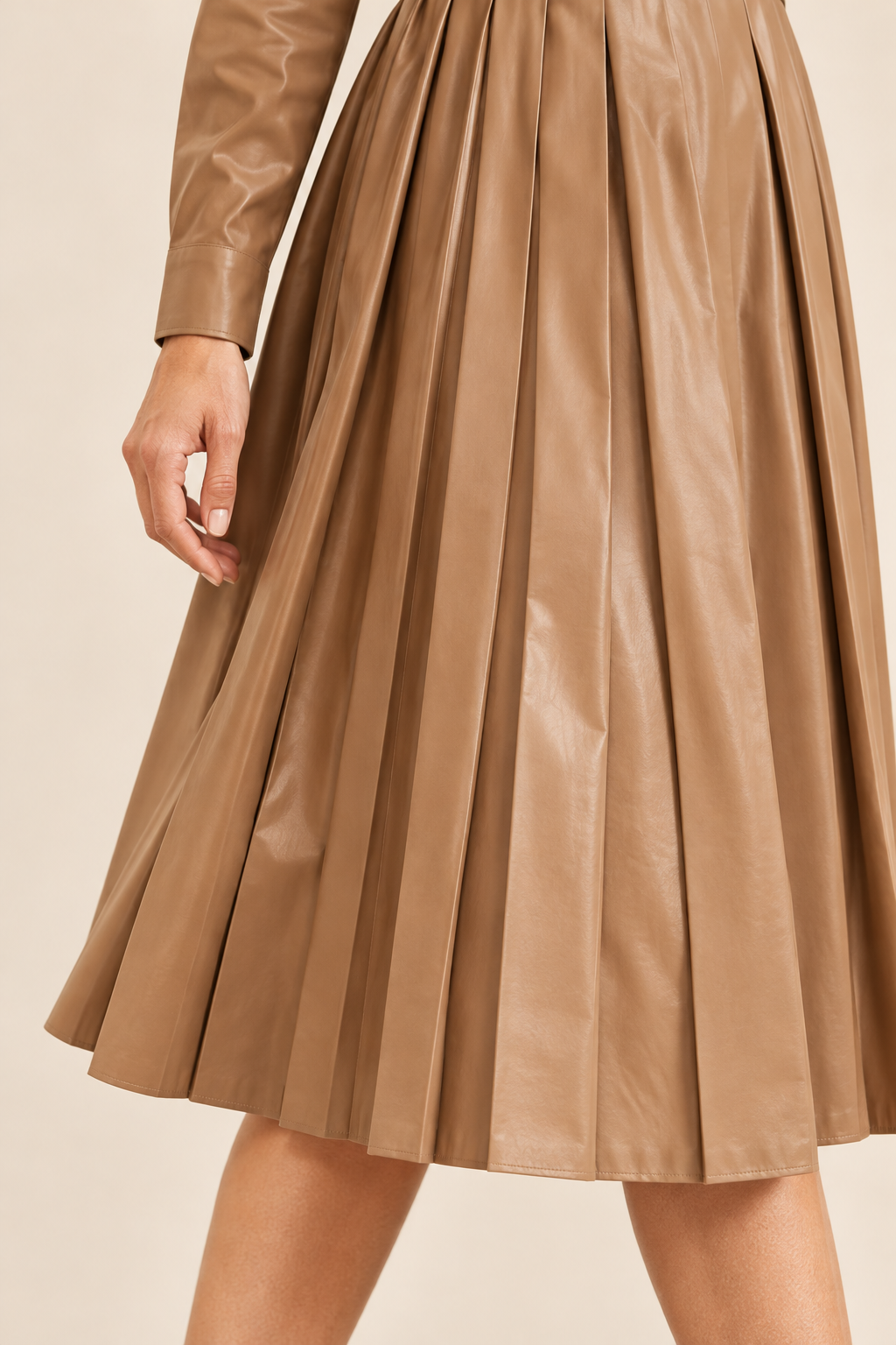 Vestido camisero plisado con cinturón en marrón claro, detalle del plisado y el bajo
