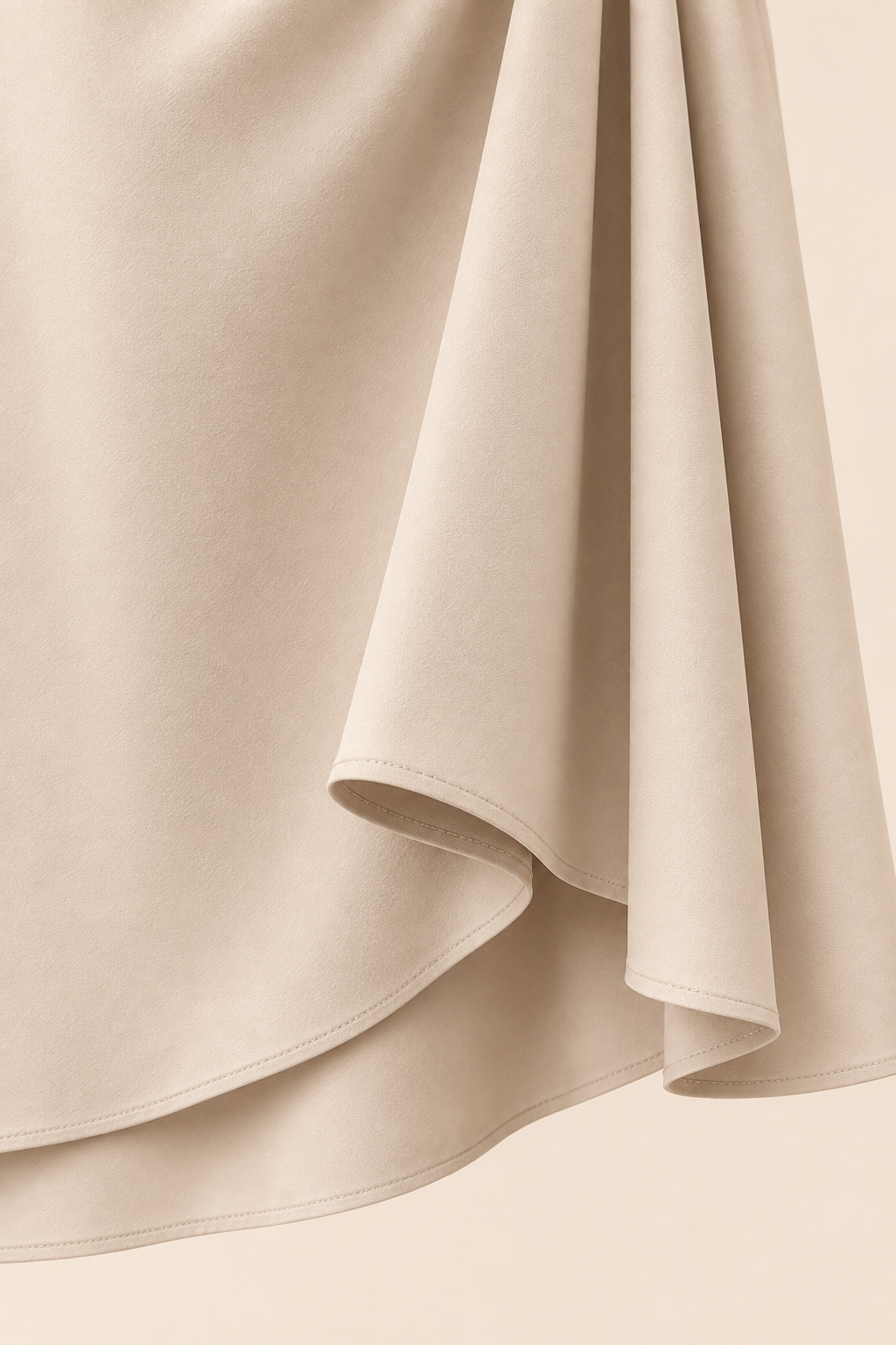 Vestido de cuello en V champán, detalle tejido dobladillo