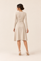 Vestido de cuello en V champán, vista posterior sobre modelo