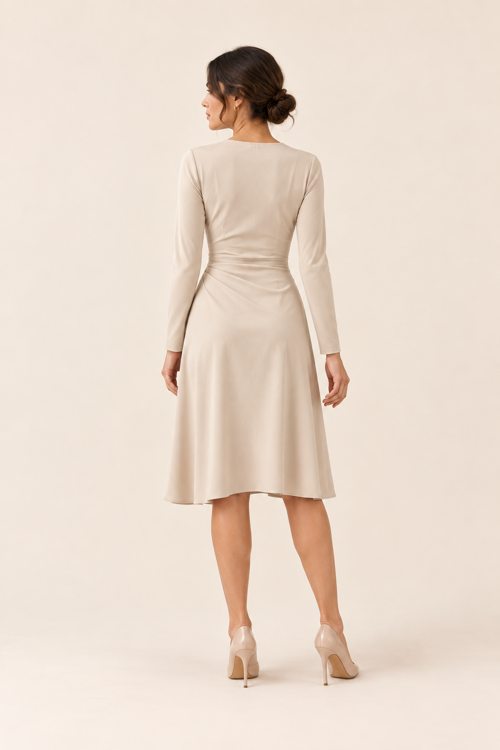 Vestido de cuello en V champán, vista posterior sobre modelo