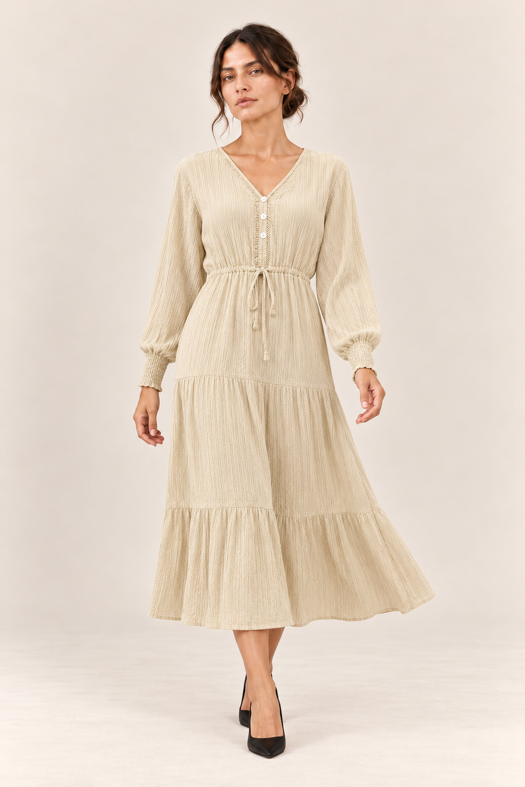 Vestido midi con lazada y botones en crudo, vista frontal de estudio