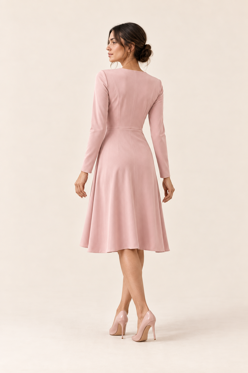 Vestido de cuello en V rosa, vista posterior sobre modelo