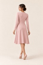 Vestido de cuello en V rosa, vista posterior sobre modelo