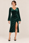 Vestido de terciopelo cruzado en verde, vista frontal de estudio
