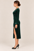 Vestido de terciopelo cruzado en verde, vista lateral