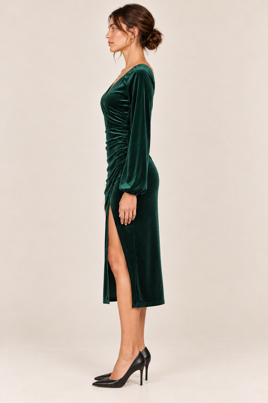 Vestido de terciopelo cruzado en verde, vista lateral