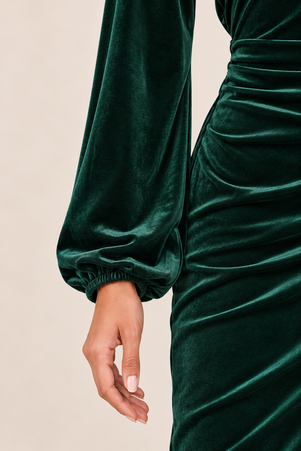 Vestido de terciopelo cruzado en verde, detalle del tejido y el puño