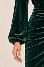Vestido de terciopelo cruzado en verde, detalle del tejido y el puño